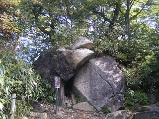 ガマ岩